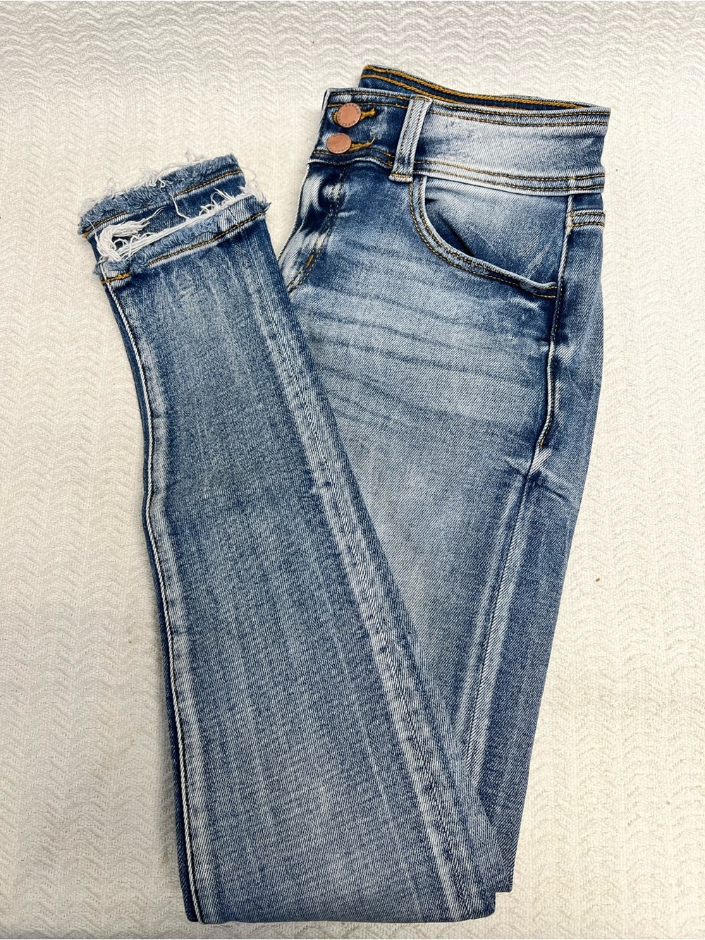 kancan / light wash blue distressed mid-rise ankle skinny jeans